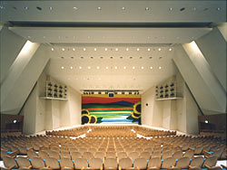 ひまわりホール内観（正面）